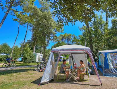 Nackter Stellplatz mit Stromanschluss Campingplatz Les Sirènes Saint-Jean-de-Monts