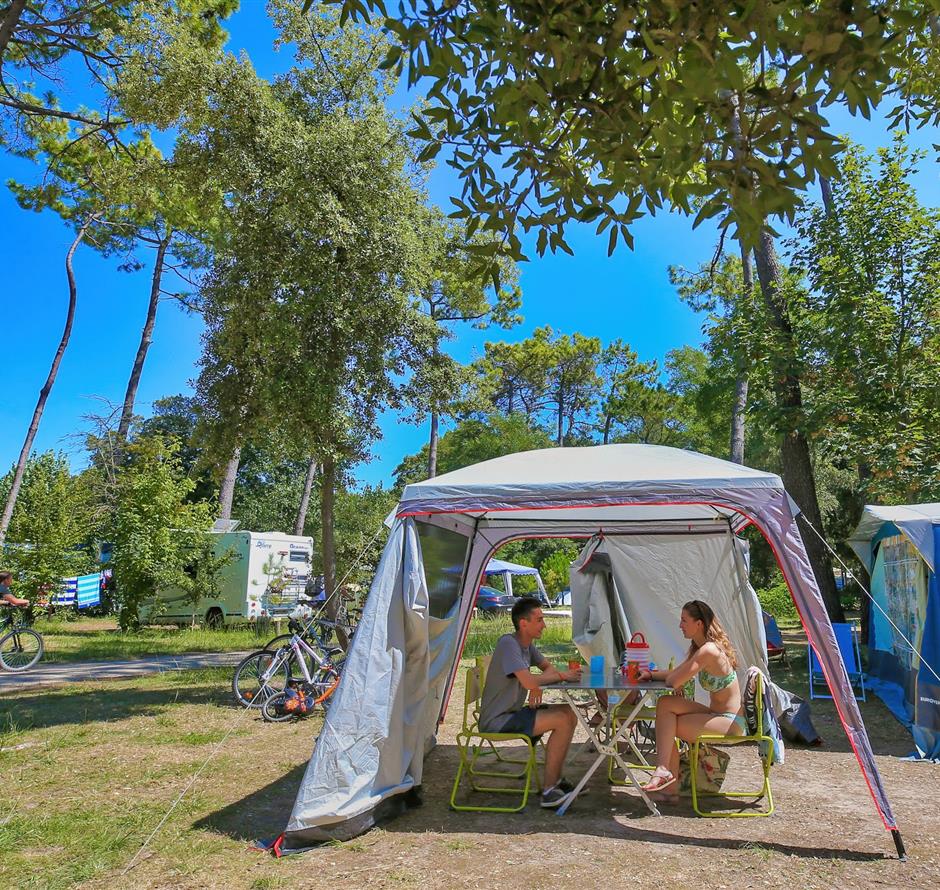 Nackter Stellplatz mit Stromanschluss Campingplatz Les Sirènes Saint-Jean-de-Monts 