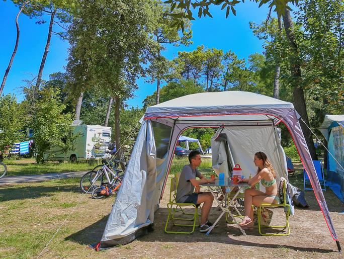 Nackter Stellplatz mit Stromanschluss Campingplatz Les Sirènes Saint-Jean-de-Monts