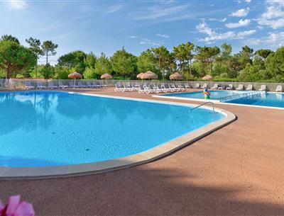 Beheiztes Schwimmbad auf dem 3-Sterne-Campingplatz Les Sirènes in Saint-Jean-de-Monts