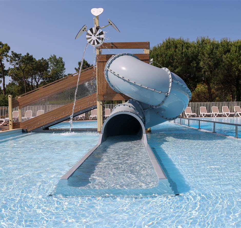 Beheiztes Schwimmbad mit Rutsche auf dem 4-Sterne-Campingplatz Les Sirènes in Saint-Jean-de-Monts 