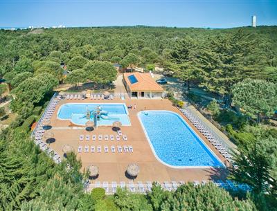 Beheiztes Schwimmbad auf dem 4-Sterne-Campingplatz Les Sirènes in Saint-Jean-de-Monts