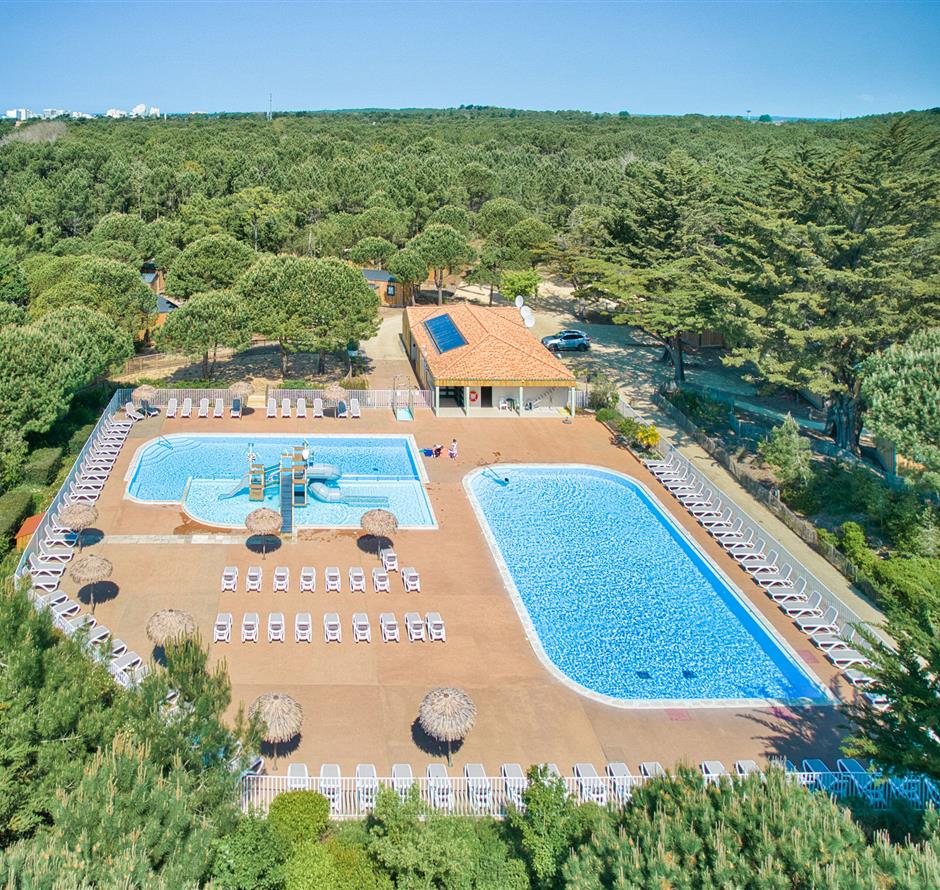 Beheiztes Schwimmbad auf dem 4-Sterne-Campingplatz Les Sirènes in Saint-Jean-de-Monts 