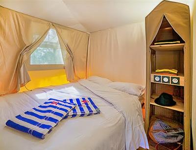 Zimmer des Lodge-Zeltes 4 Personen 2 Schlafzimmer