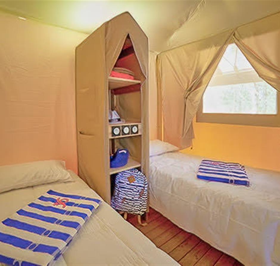 Zimmer des Lodge-Zeltes 4 Personen 2 Schlafzimmer 