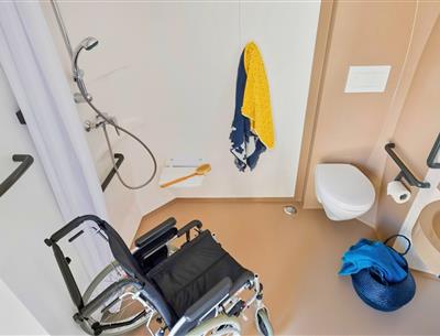 Mobilheim Badezimmer für 4/6 Personen mit 2 Schlafzimmern und Klimaanlage für Personen mit eingeschränkter Mobilität zugänglich