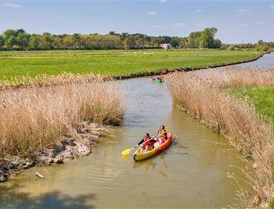 Kajak und Paddel in der Nähe des 3-Sterne-Campingplatzes Les Sirènes