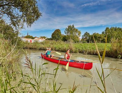 Kajak und Paddel in der Nähe des 3-Sterne-Campingplatzes Les Sirènes