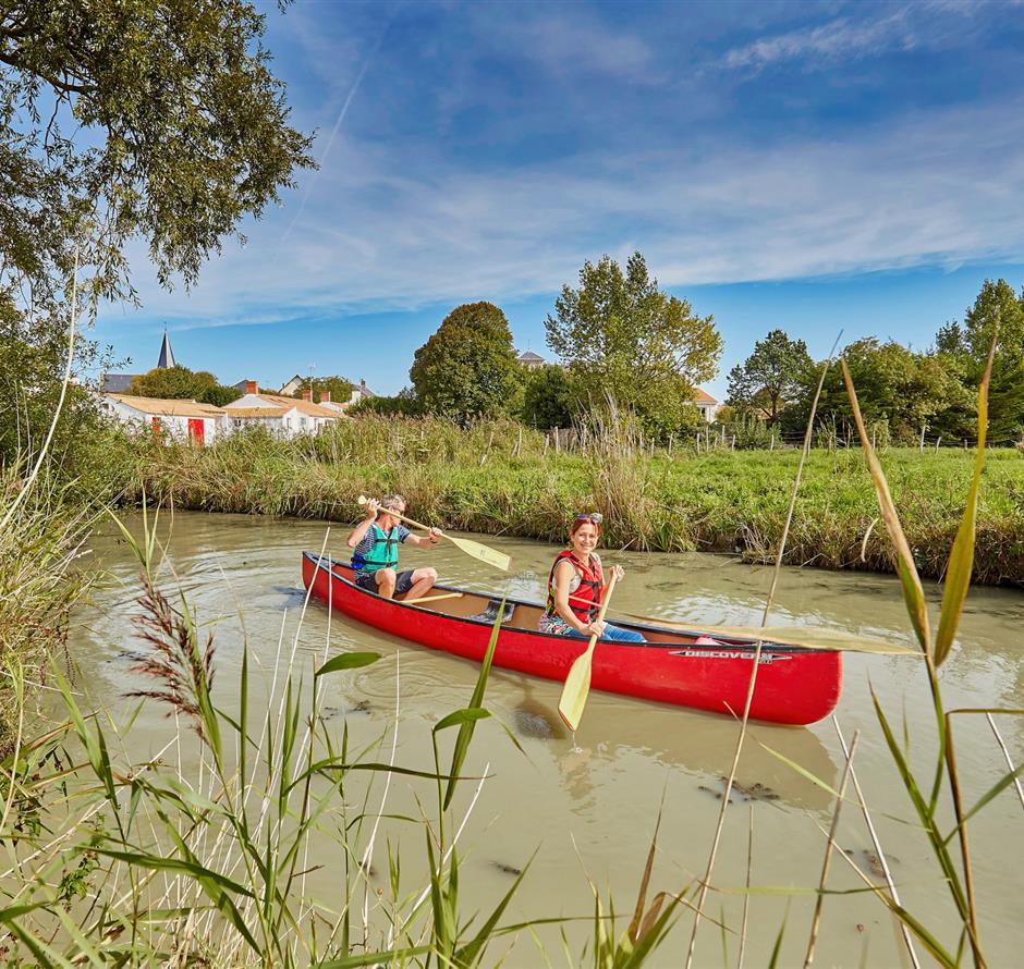 Kajak und Paddel in der Nähe des 3-Sterne-Campingplatzes Les Sirènes 