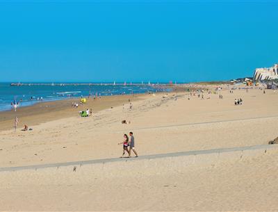 Strand von Saint-Jean-de-Monts in der Vendée in der Nähe des 3-Sterne-Campingplatzes Les Sirènes