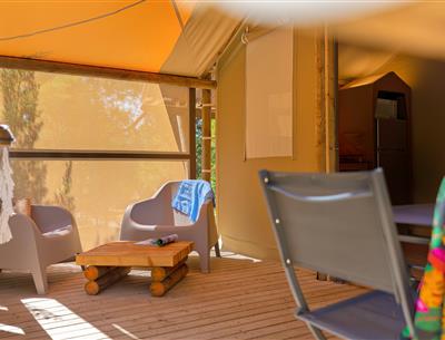 Blick von der Terrasse des Lodgezeltes 4 Pers. 2 Blumen