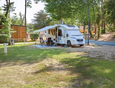 Kahle Stellplätze mit Strom 2 Blumen auf Camping Les Sirènes