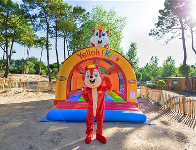 Hüpfburg für Kinder auf dem Campingplatz Les Sirènes
