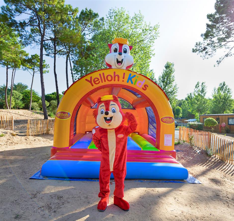 Hüpfburg für Kinder auf dem Campingplatz Les Sirènes 
