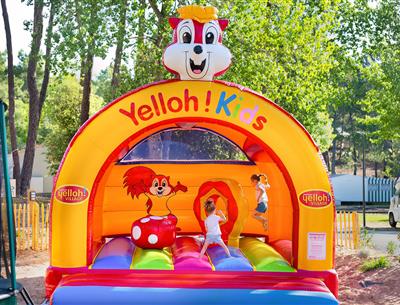 Hüpfburg für Kinder auf dem Campingplatz Les Sirènes