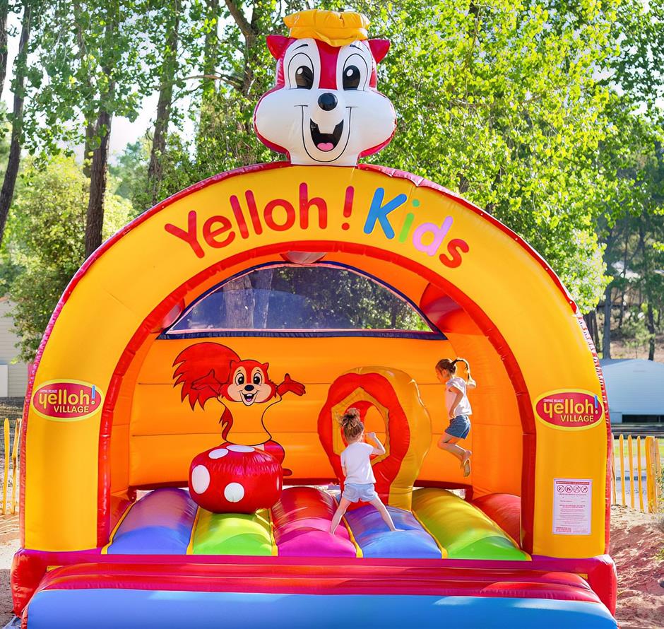 Hüpfburg für Kinder auf dem Campingplatz Les Sirènes 