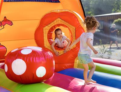 Hüpfburg für Kinder auf dem Campingplatz Les Sirènes