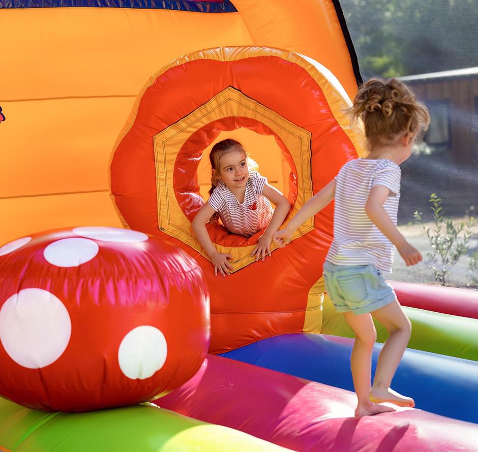 Hüpfburg für Kinder auf dem Campingplatz Les Sirènes 