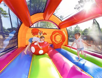 Hüpfburg für Kinder auf dem Campingplatz Les Sirènes