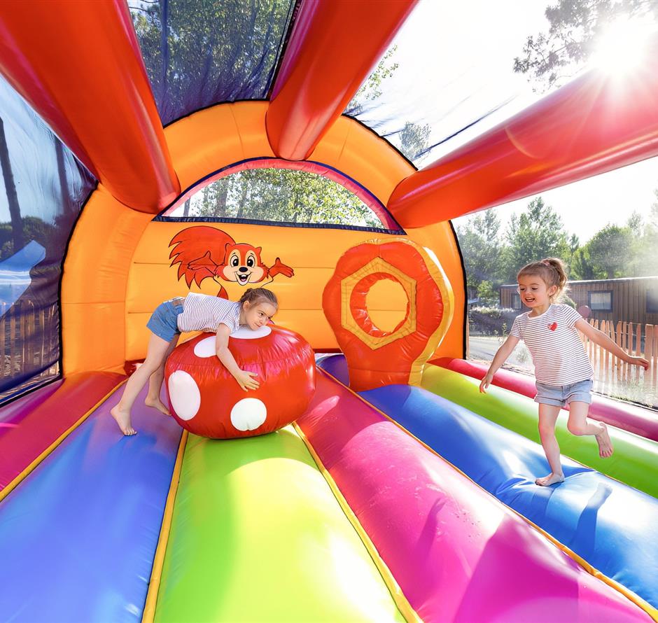 Hüpfburg für Kinder auf dem Campingplatz Les Sirènes 