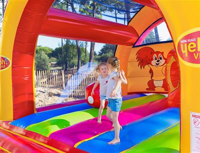 Hüpfburg für Kinder auf dem Campingplatz Les Sirènes