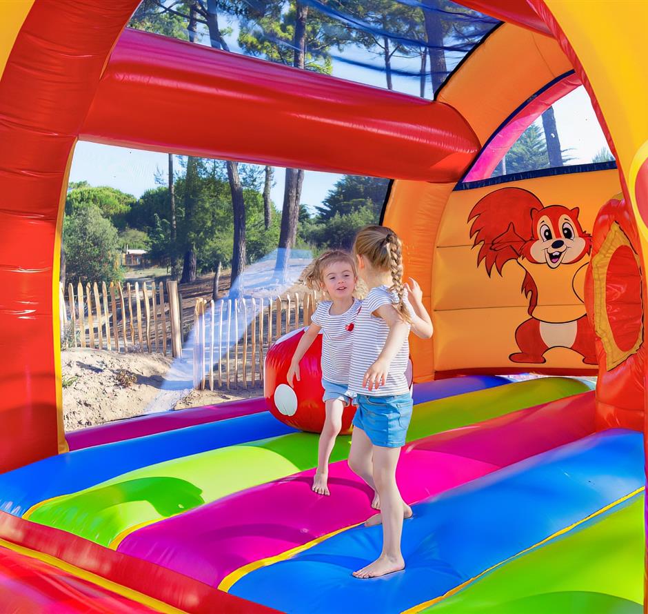 Hüpfburg für Kinder auf dem Campingplatz Les Sirènes 