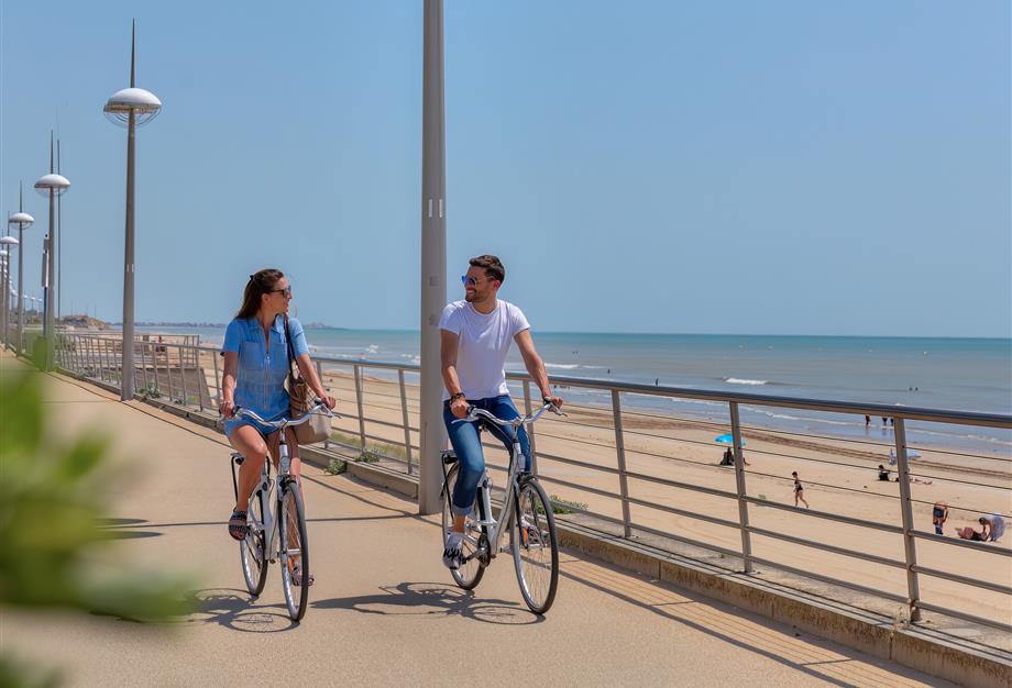 Freizeit und Unterhaltung auf dem 3-Sterne-Campingplatz Les Sirènes in Saint-Jean-de-Monts (Pétanque, Tischtennis, Fitnesskurse, Radfahren, Fußball, Wassergymnastik, Drinks an der Bar usw.) - CAMPING**** Les Sirènes