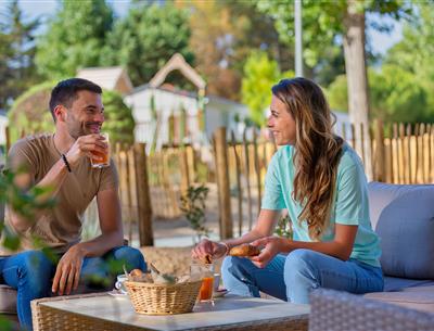 Snack Bar and grocery store service at Les Sirènes 3-star campsite in Saint-Jean-de-Monts