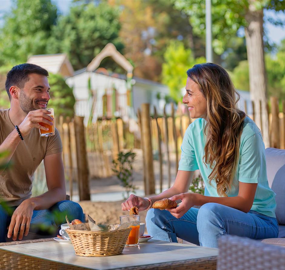Snack Bar and grocery store service at Les Sirènes 3-star campsite in Saint-Jean-de-Monts 