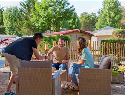 Services sur place au Camping Les Sirènes 3 étoiles  à Saint Jean de Monts en Vendée (petit déjeuner, location vélo, snack, bar, épicerie, massage, laverie, ...)