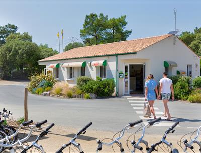 On-site services at Les Sirènes 3-star campsite in Saint Jean de Monts in Vendée (breakfast, bike rental, snack bar, bar, grocery store, massage, laundry, etc.)