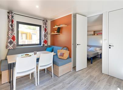 Wohnzimmer des Cottage 5 pers 3 Blumen - CAMPING**** Les Sirènes