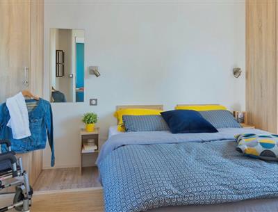 Mobilheimzimmer für 4/6 Personen mit 2 Schlafzimmern und Klimaanlage, zugänglich für Personen mit eingeschränkter Mobilität