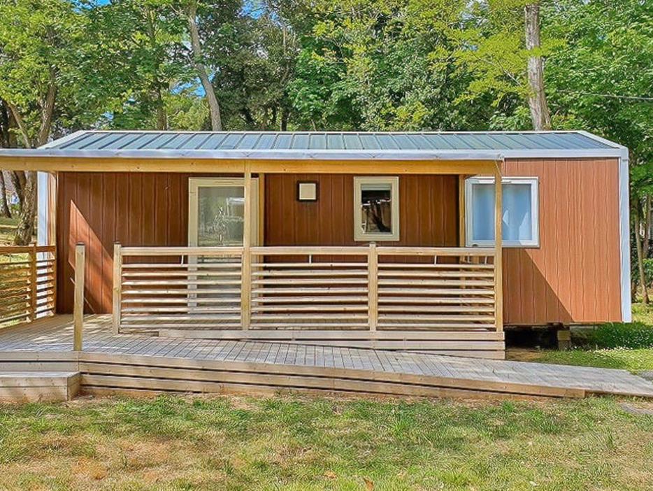 Außenansicht des Mobilheims für 4/6 Personen mit 2 Schlafzimmern und Klimaanlage für Personen mit eingeschränkter Mobilität - CAMPING**** Les Sirènes
