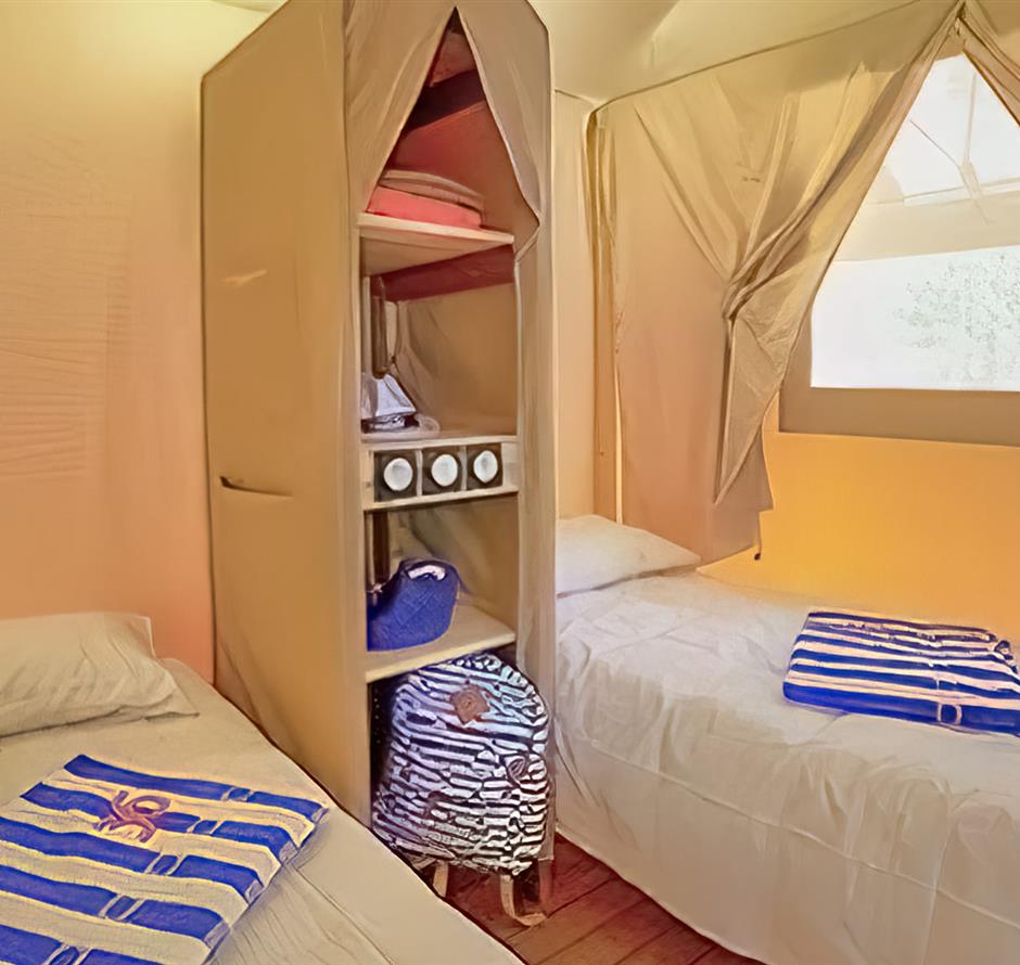 Zimmer des Lodge-Zeltes 4 Personen 2 Schlafzimmer 