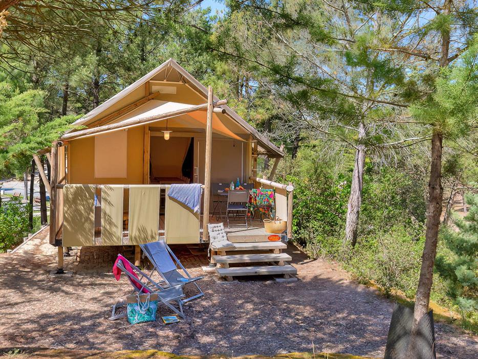 Exterior view of the Lodge tent 4 people 2 bedrooms - CAMPING**** Les Sirènes