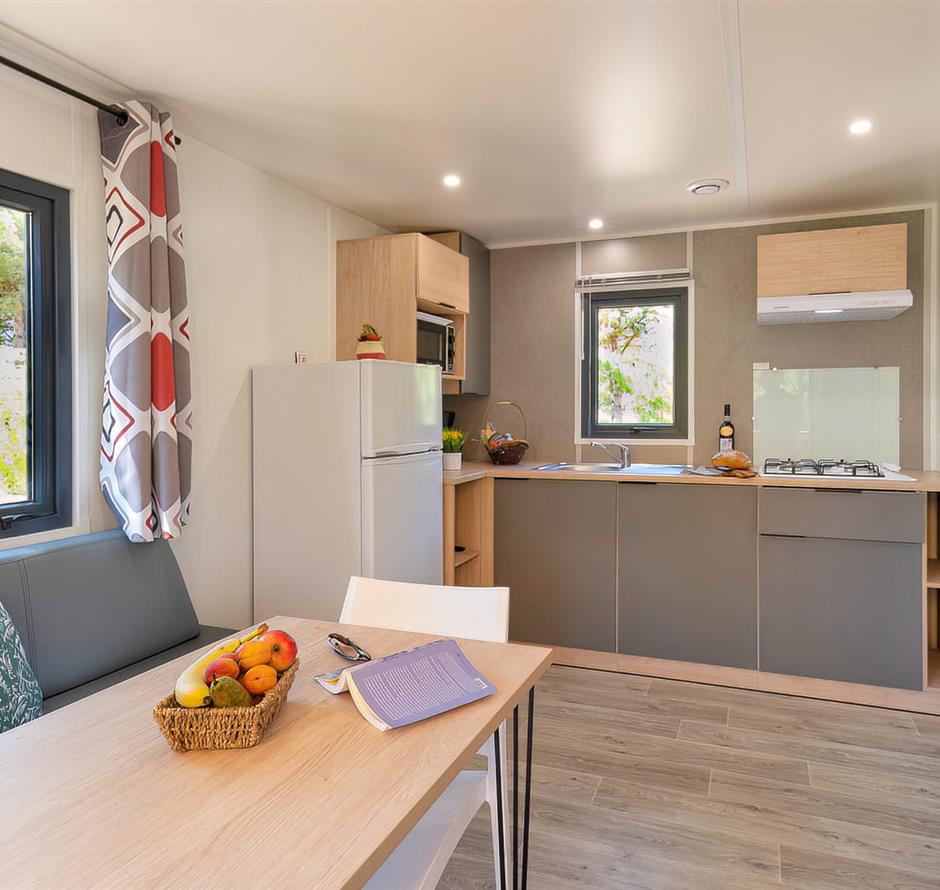Küche und Wohnzimmer des Cottage 2 pers 4 Blumen 
