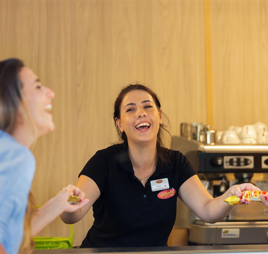 Snack Bar and grocery store service at Les Sirènes 3-star campsite in Saint-Jean-de-Monts 