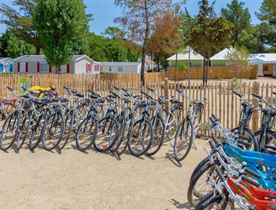 On-site services at Les Sirènes 3-star campsite in Saint Jean de Monts in Vendée (breakfast, bike rental, snack bar, bar, grocery store, massage, laundry, etc.)