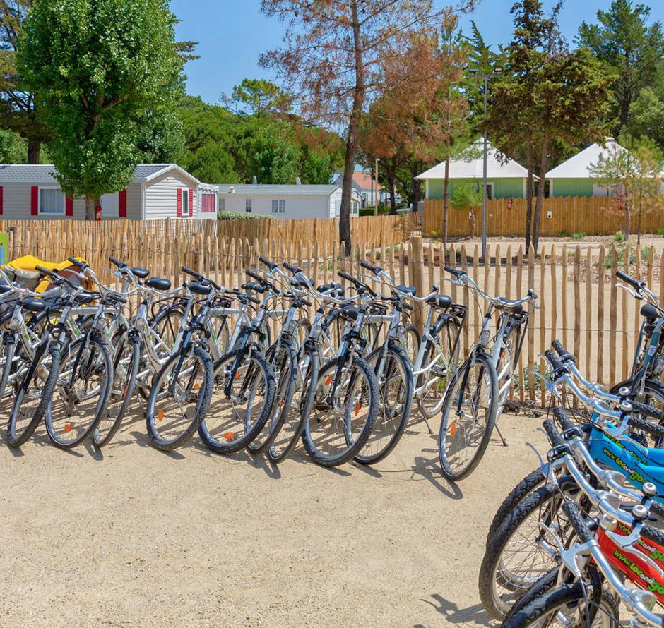 On-site services at Les Sirènes 3-star campsite in Saint Jean de Monts in Vendée (breakfast, bike rental, snack bar, bar, grocery store, massage, laundry, etc.) 