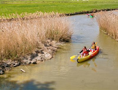 Kajak und Paddel in der Nähe des 3-Sterne-Campingplatzes Les Sirènes