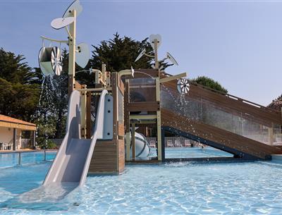 Beheiztes Schwimmbad mit Rutsche auf dem 4-Sterne-Campingplatz Les Sirènes in Saint-Jean-de-Monts
