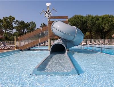 Beheiztes Schwimmbad mit Rutsche auf dem 4-Sterne-Campingplatz Les Sirènes in Saint-Jean-de-Monts