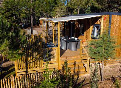 Außenansicht des 4 Personen Premium Cottages  - CAMPING**** Les Sirènes